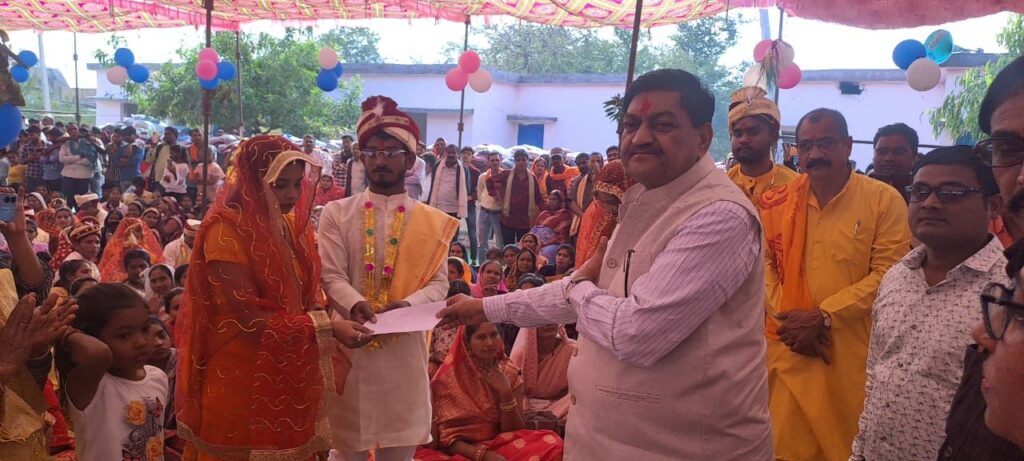 रायपुर : खाद्य मंत्री श्री बघेल ने नवविवाहित जोड़ों को दिया आशीर्वाद