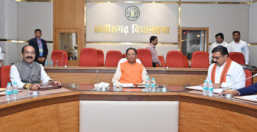 रायपुर : मुख्यमंत्री श्री विष्णु देव साय की अध्यक्षता में विधानसभा के मुख्य समिति कक्ष में कैबिनेट की बैठक