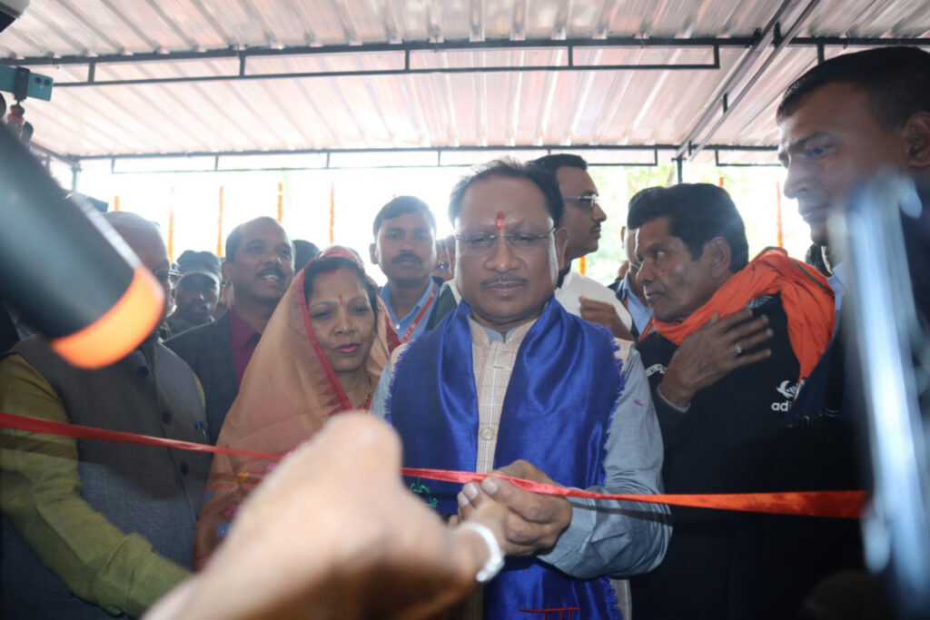 मुख्यमंत्री श्री साय ने धर्मपत्नी के साथ गृहग्राम बगिया के मुख्यमंत्री कैंप कार्यालय का किया शुभारंभ