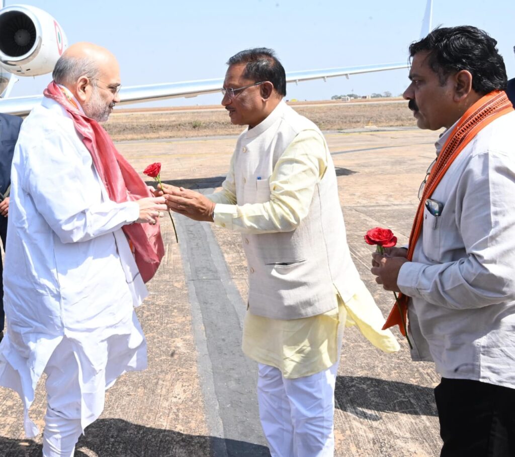  केंद्रीय गृह मंत्री श्री अमित शाह का राजधानी रायपुर के स्वामी विवेकानंद विमानतल में मुख्यमंत्री  विष्णुदेव साय ने आत्मीय स्वागत किया