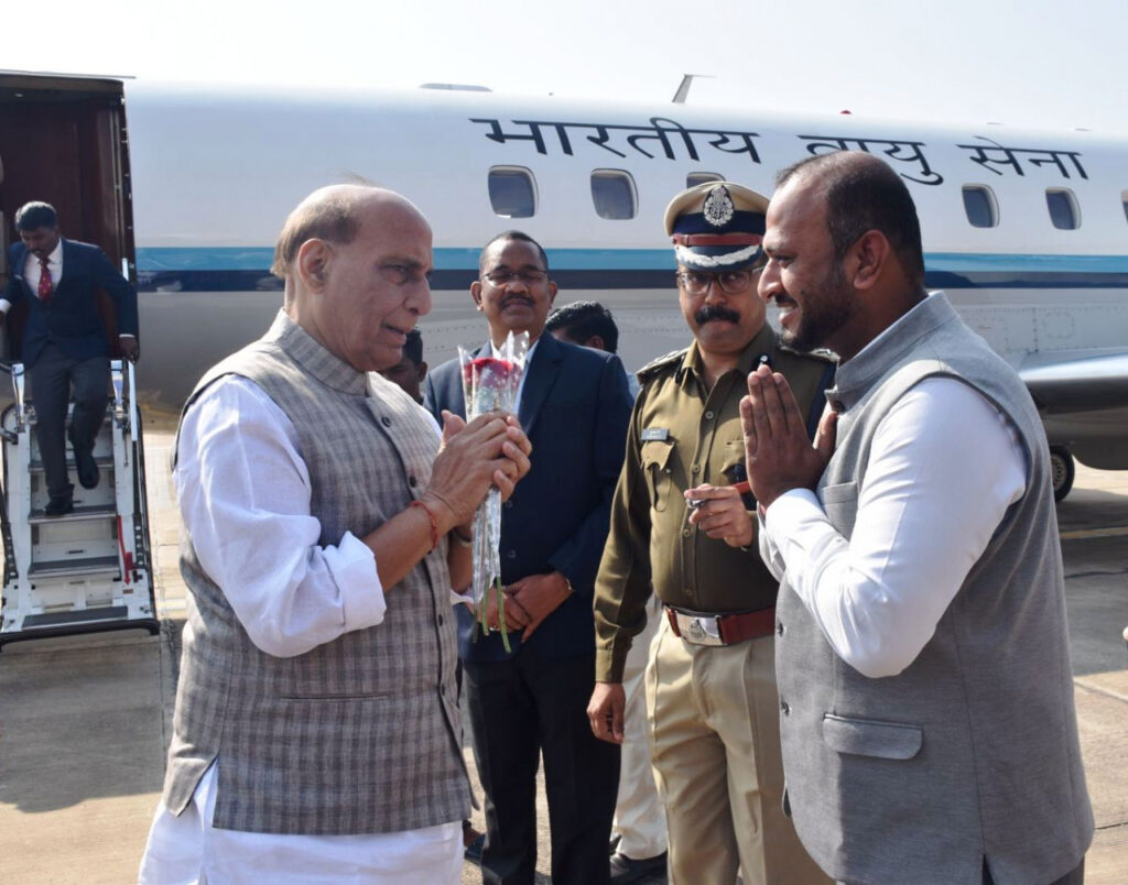 रायपुर : रक्षामंत्री श्री राजनाथ सिंह का जगदलपुर एयरपोर्ट में वरिष्ठ अधिकारियों ने किया स्वागत