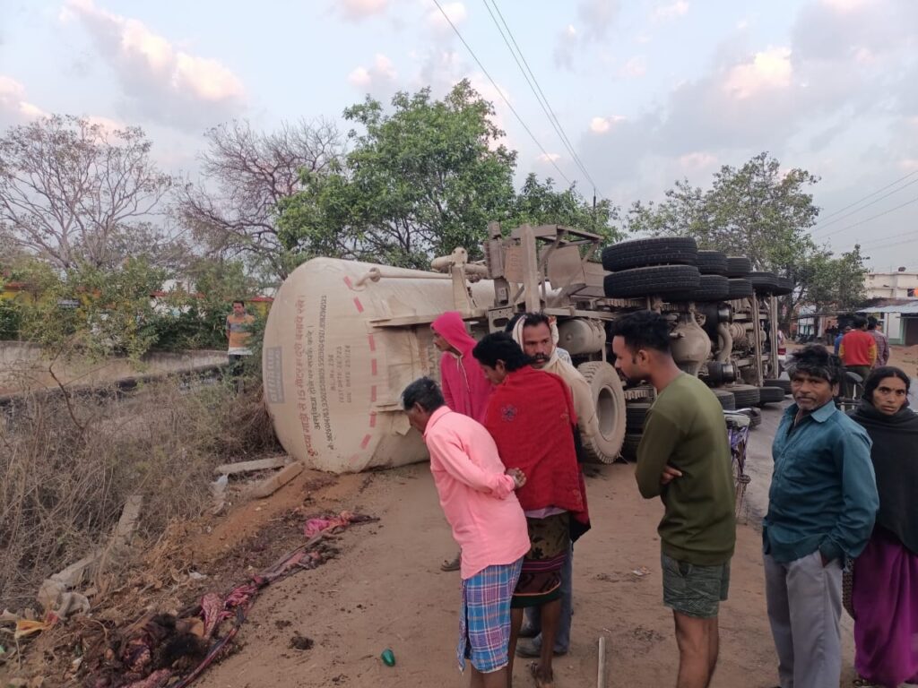 सड़क किनारे खड़ी महिला के ऊपर ट्रक पलटने से मौत: ग्रामीणों ने किया चक्का जाम, ब्रेकर लगाने सहित 50 लाख मुआवजा राशि देने की मांग…