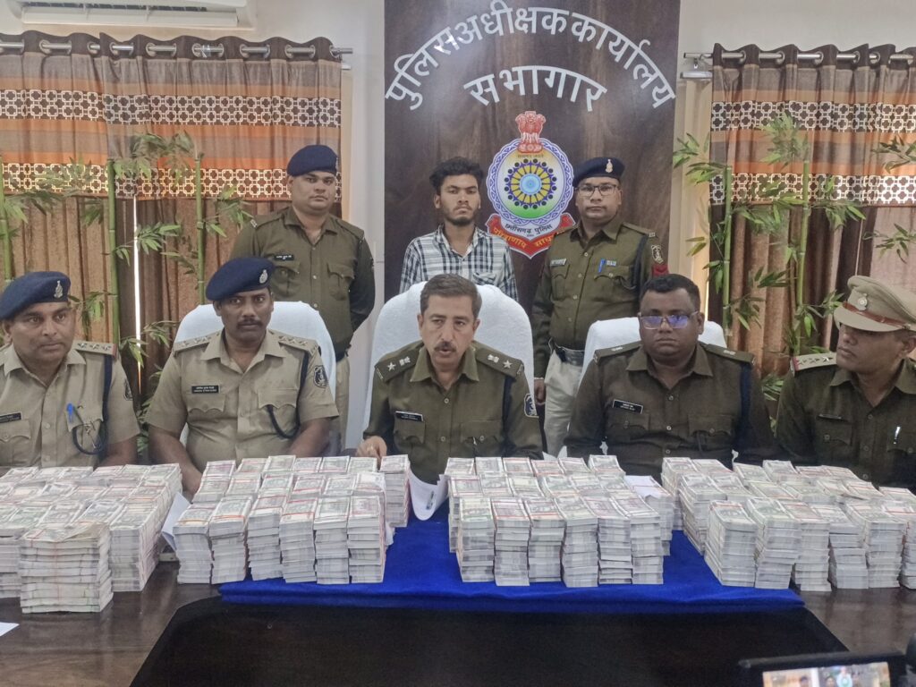 छत्तीसगढ़ में पकड़े गए 3.80 करोड़ के नकली नोट:साड़ियों के बीच छिपाकर ले जा रहा था रायपुर; SP बोले- इसमें इंटरनेशनल नेटवर्क…