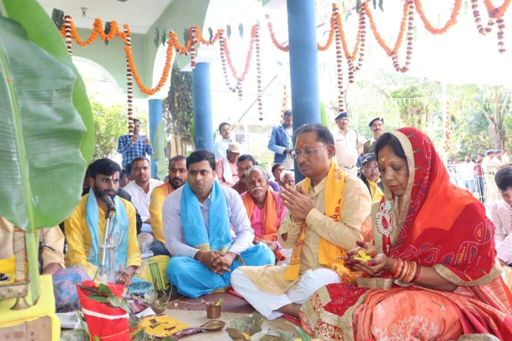 रायपुर : जन्मदिन के अवसर पर मुख्यमंत्री श्री साय ने धर्मपत्नी के साथ की गुरु धनपति पंडा की पूजा…