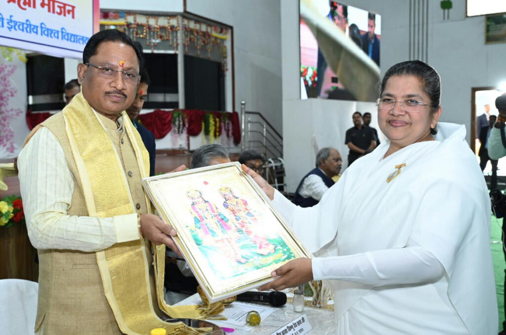 रायपुर : ब्रह्मा भोजन के लिए ब्रह्माकुमारी बहनों के अतिथि बने मुख्यमंत्री श्री साय