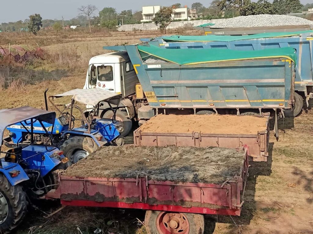  रेत और मुरूम का धड़ल्ले से अवैध उत्खनन:हाईवा और टैक्टर जब्त, एक लाख का ठोंका जुर्माना, खनिज विभाग ने की कार्रवाई