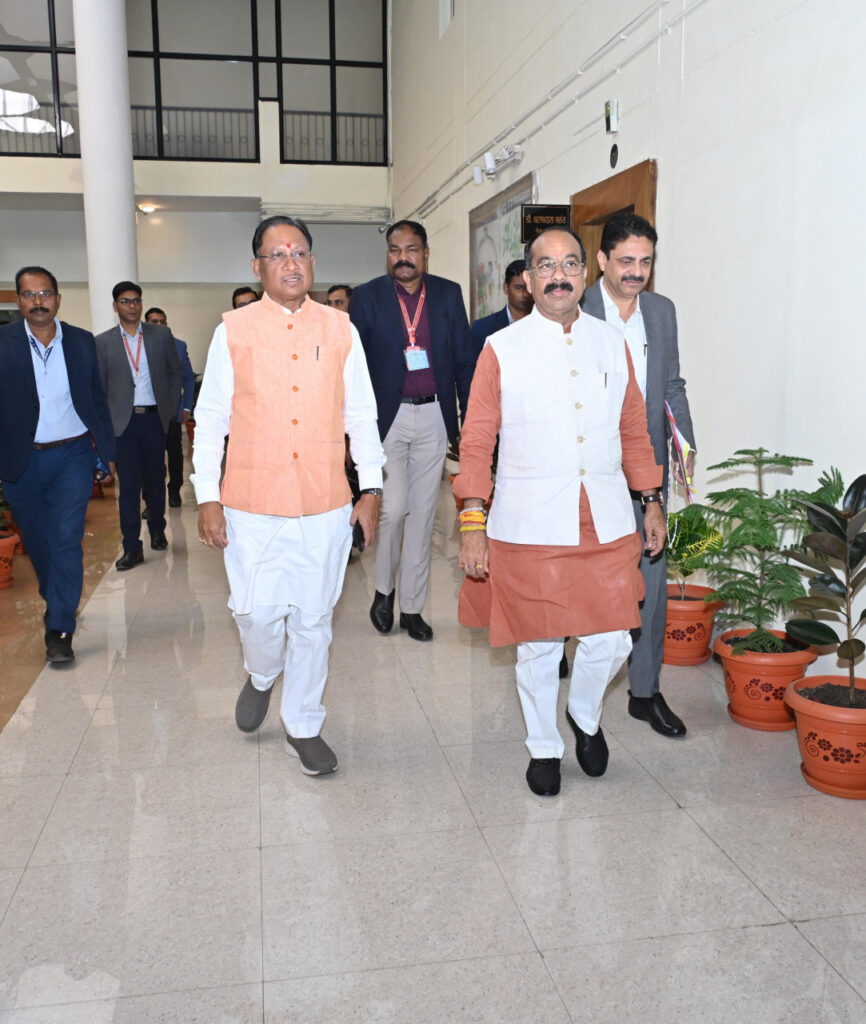 रायपुर : मुख्यमंत्री श्री विष्णु देव साय, उपमुख्यमंत्री श्री अरुण साव कार्यमंत्रणा समिति की बैठक में जाते हुए..