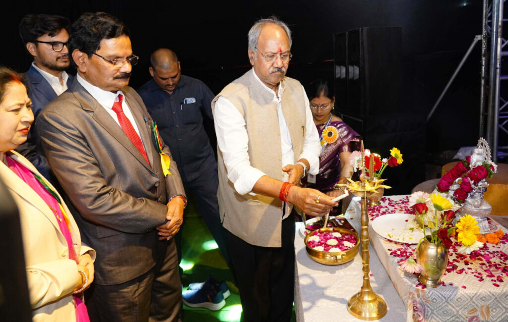 रायपुर : बच्चों में देशभक्ति की भावना जगाना गुरूजनों का दायित्व: शिक्षा मंत्री श्री अग्रवाल