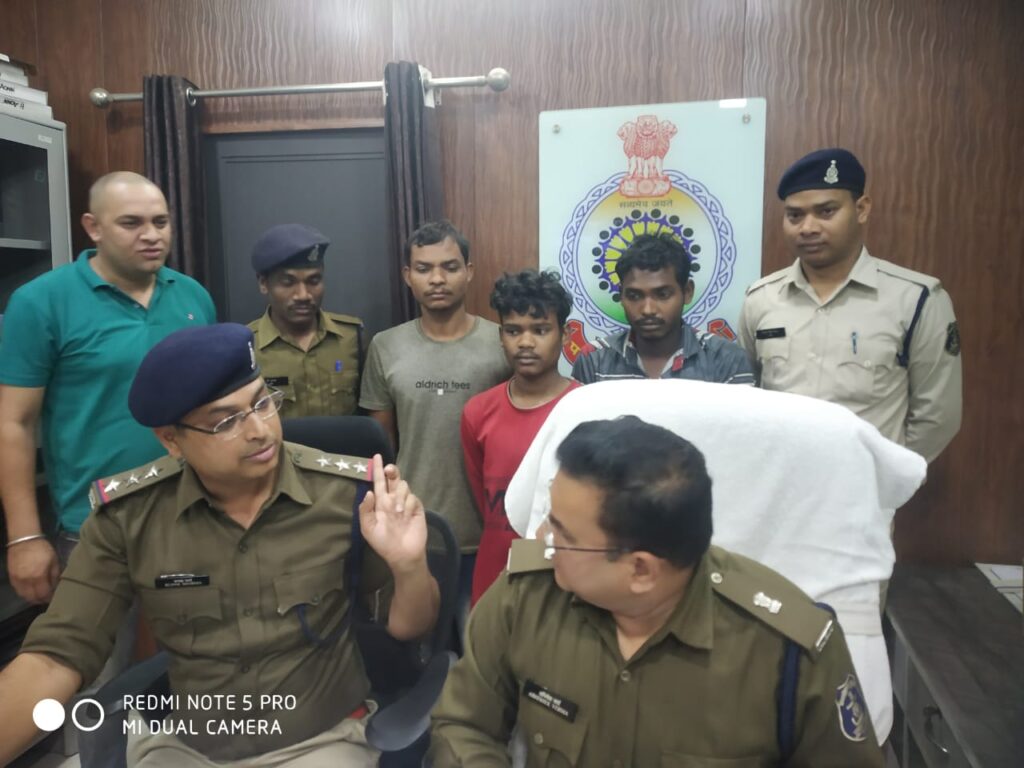 CSEB कॉलोनी के घर से चोरी करने वाले 3 गिरफ्तार: ग्राहक तलाश रहे थे आरोपी, 6 लाख कैश सहित सोना-चांदी के ज्वेलरी बरामद…