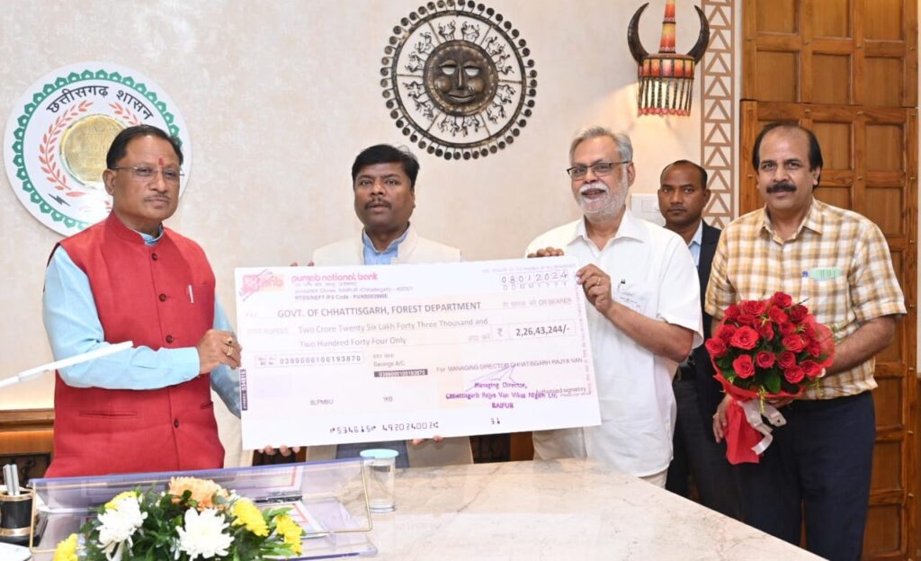 रायपुर : मुख्यमंत्री श्री विष्णु देव साय को वन मंत्री ने वन विकास निगम की लाभांश राशि 2.26 करोड़ रूपए का चेक सौंपा