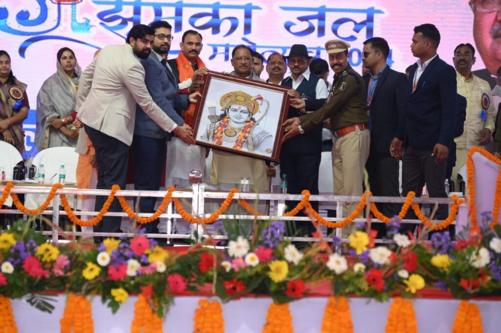 रायपुर : जिला प्रशासन कोरिया द्वारा मुख्यमंत्री श्री विष्णु देव साय को भगवान श्रीराम का छायाचित्र एवं झुमका महोत्सव का प्रतीक चिन्ह भेंट किया गया