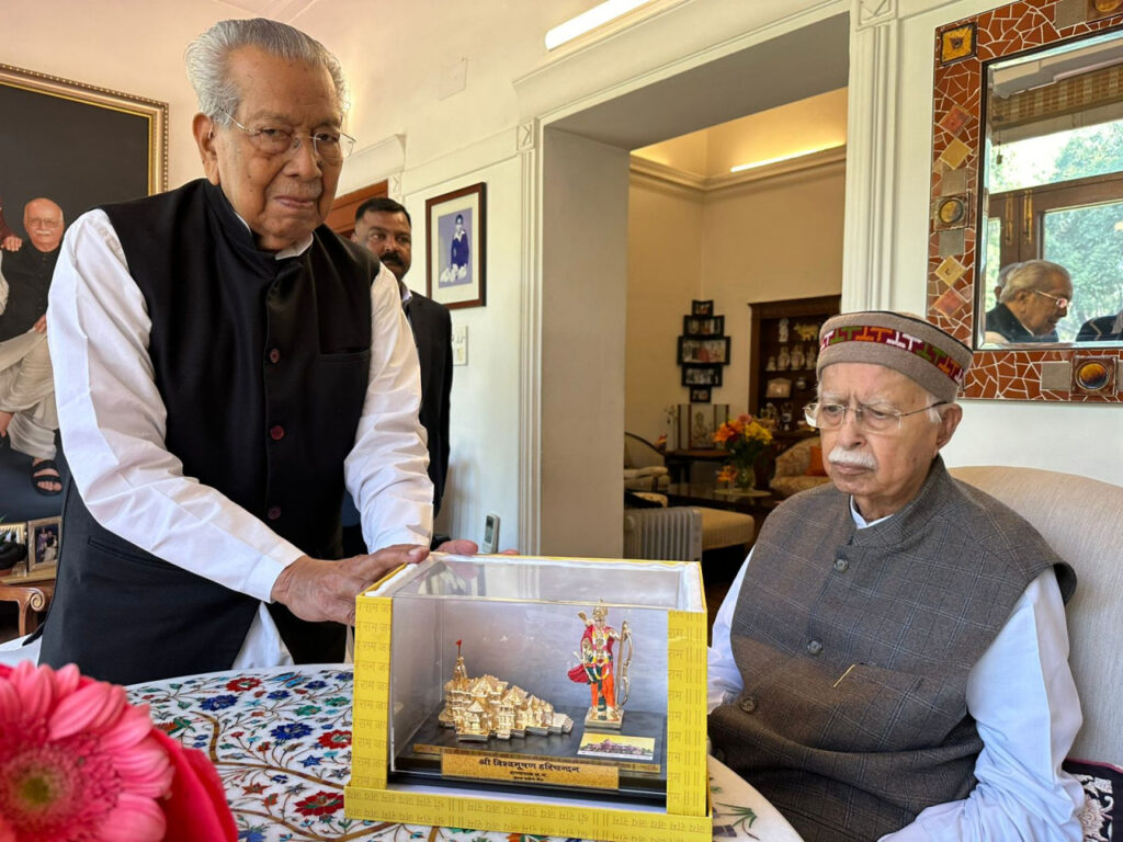 रायपुर : राज्यपाल श्री हरिचंदन ने श्री लालकृष्ण आडवाणी से मुलाकात कर उन्हें बधाई दी