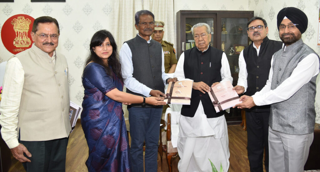 रायपुर : राज्यपाल श्री हरिचंदन को राज्य वित्त आयोग के अध्यक्ष श्री मिंज ने आयोग का प्रतिवेदन सौंपा