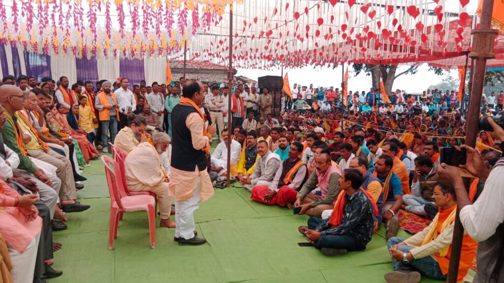 रायपुर : उप मुख्यमंत्री श्री अरुण साव ने जन चौपाल लगा बैगा आदिवासियों की सुनी समस्याएं