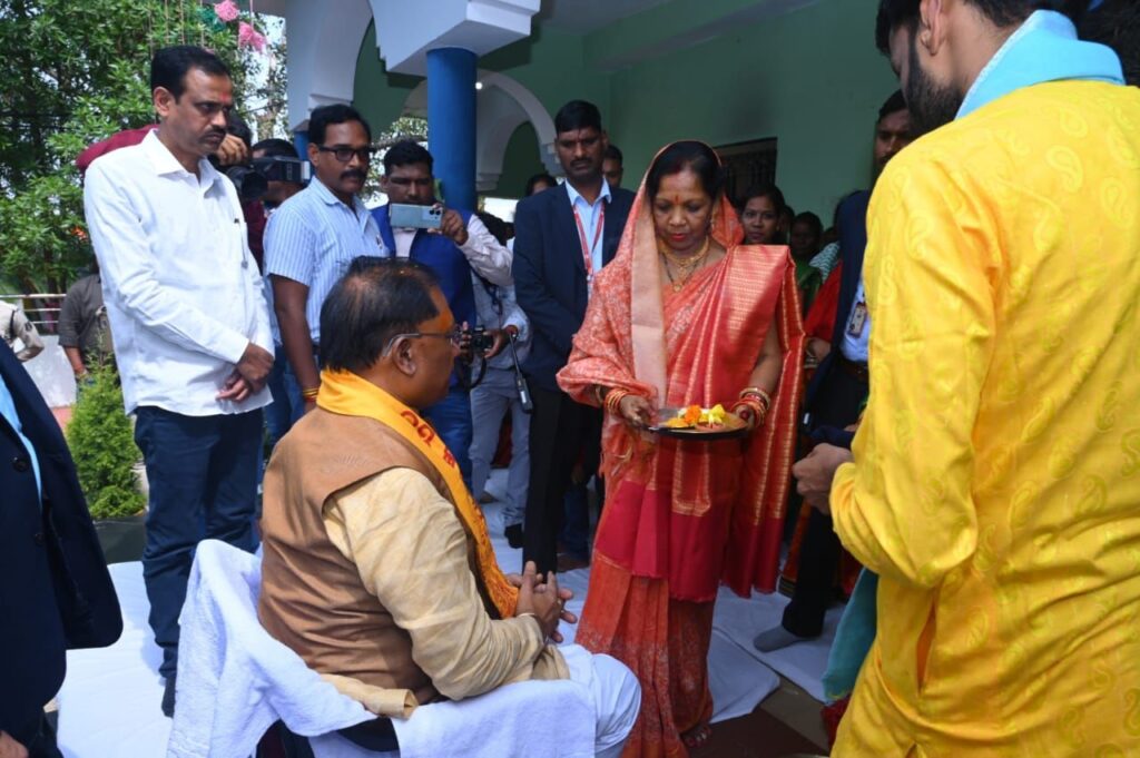 रायपुर : जन्मदिन के अवसर पर मुख्यमंत्री श्री विष्णु देव साय की धर्मपत्नी श्रीमती कौशल्या देवी साय ने आरती कर उन्हें जन्मदिन की शुभकामनाएं दीं..