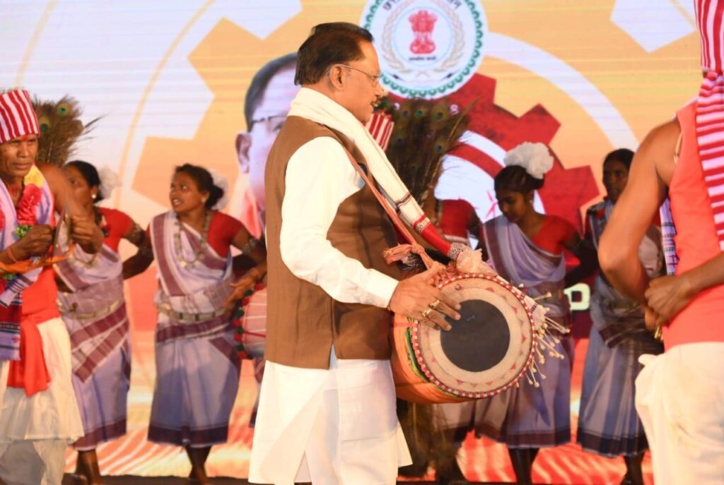 रायपुर : जब मुख्यमंत्री ने मांदर की थाप में किया कर्मा नृत्य