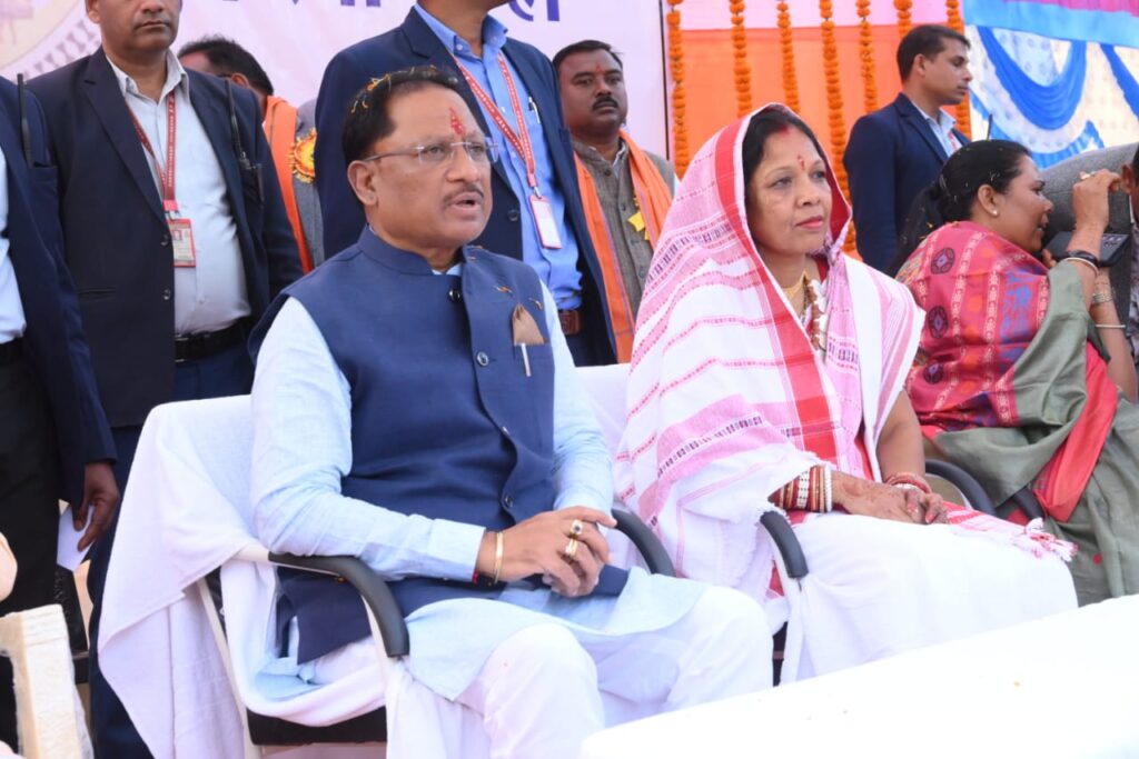  कांसाबेल के ग्राम मुडाटोली में अखिल भारतीय कंवर समाज अंचल स्तरीय वार्षिक सम्मेलन सह मिलन समारोह 2024 अंतर्गत कार्यक्रम स्थल पर मुख्यमंत्री श्री विष्णु देव साय पहुँचे