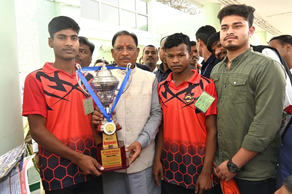 रायपुर : मुख्यमंत्री श्री साय से सॉफ्ट बाल खिलाड़ी साकेत व चंद्रहास ने की मुलाकात