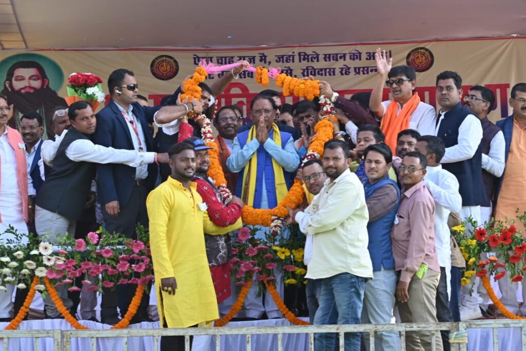रायपुर : श्री गुरु रविदास महासभा राज्यस्तरीय महासम्मेलन में पदाधिकारियों ने मुख्यमंत्री श्री विष्णु देव साय का स्वागत गजमाला से किया