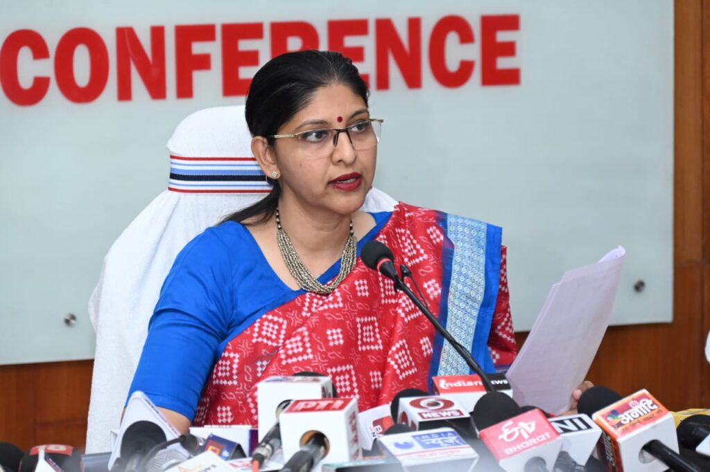 रायपुर : मुख्य निर्वाचन पदाधिकारी श्रीमती रीना बाबासाहेब कंगाले ने आज मुख्य निर्वाचन पदाधिकारी कार्यालय सभाकक्ष में आयोजित प्रेसवार्ता में मतदाता सूची विशेष संक्षिप्त पुनरीक्षण कार्यक्रम के संबंध में जानकारी दी