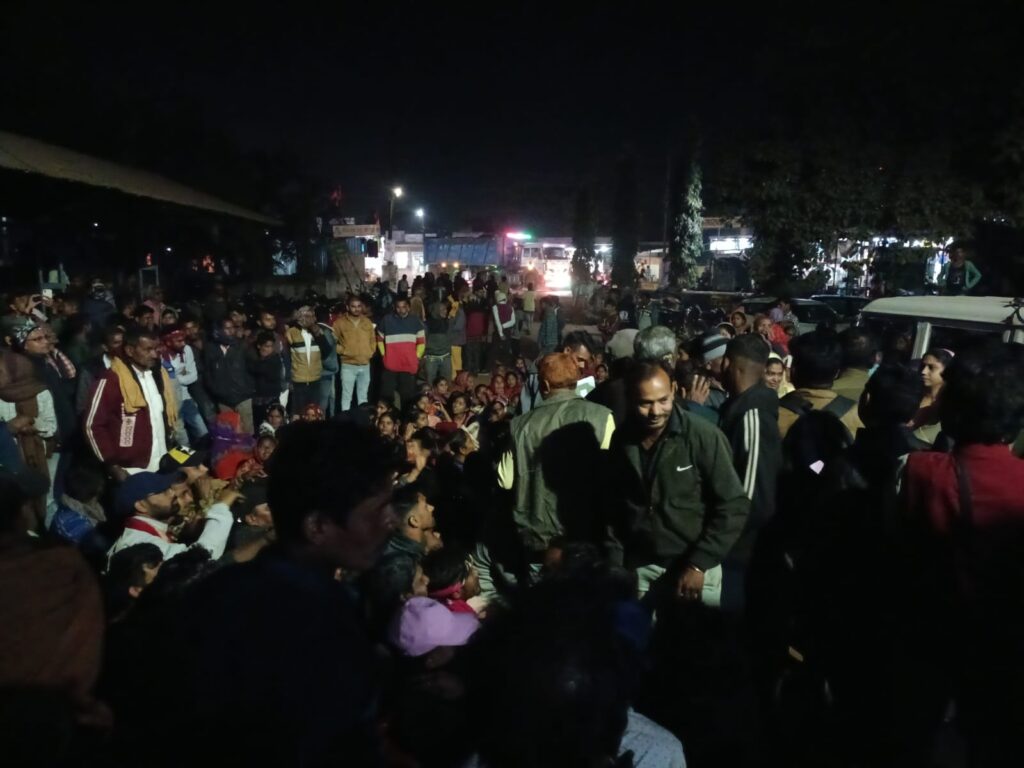 8 ट्रैक्टर में भरकर थाने पहुंचे ग्रामीण: सरपंच के खिलाफ कार्रवाई की मांग को लेकर धरने पर बैठे; NOC रद्द करने को कहा…