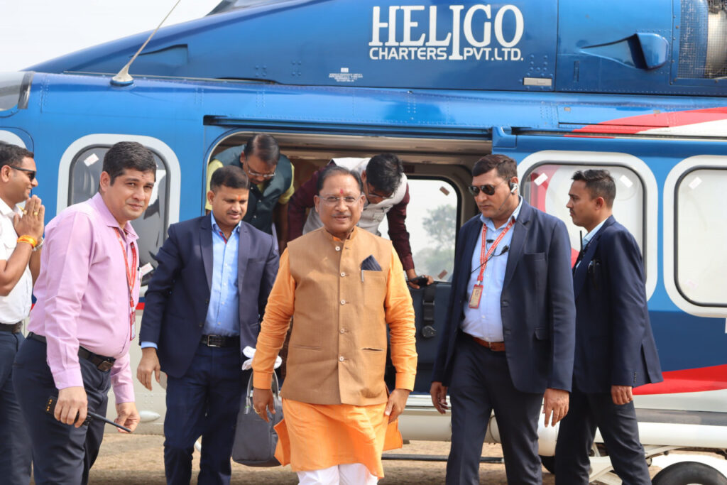 रायपुर : मुख्यमंत्री श्री विष्णु देव साय रायगढ़ जिले के इंद्रप्रस्थ स्टेडियम हेलीपेड पुसौर पहुंचे