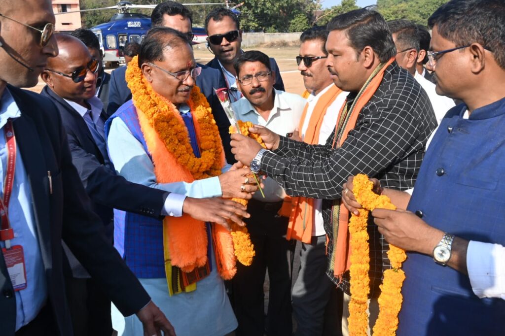 रायपुर : मुख्यमंत्री श्री विष्णु देव साय का झलप हेलीपैड में गुरु रविदास महासभा के प्रतिनिधि एवं अधिकारियों ने किया आत्मीय स्वागत