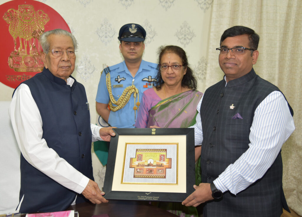 रायपुर : राज्यपाल श्री हरिचंदन से मुख्य पोस्टमास्टर जनरल ने सौजन्य मुलाकात की