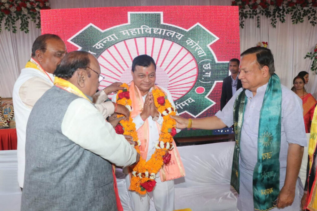 वाणिज्य एवं उद्योग मंत्री श्री अग्रसेन कन्या महाविद्यालय के वार्षिकोत्सव में हुए शामिल