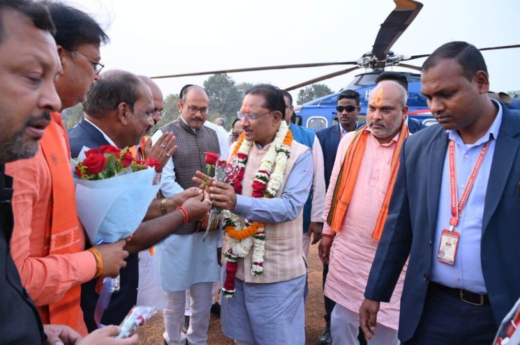 रायपुर : फोटो : मुख्यमंत्री श्री विष्णु देव साय के दुर्ग हेलीपेड पहुंचने पर खाद्य मंत्री श्री दयालदास बघेल, श्री एमडी ठाकुर सहित अनेक जनप्रतिनिधियों और नागरिकों ने उनका आत्मीय स्वागत किया
