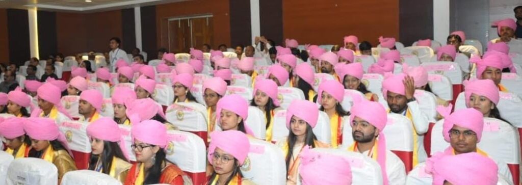 रायपुर : विद्यार्थियों को सामाजिक सरोकारों से जुड़े विषयों पर शोध करना चाहिए: राज्यपाल श्री हरिचंदन
