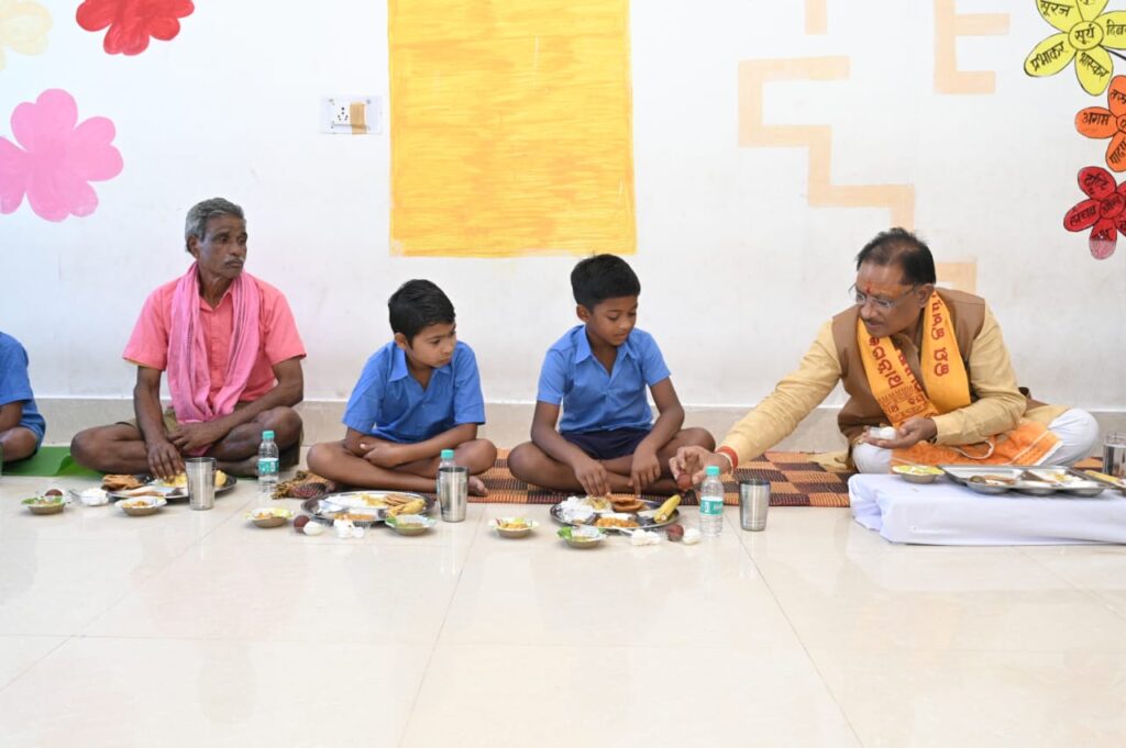 रायपुर : जन्मदिन पर मुख्यमंत्री श्री साय का न्योता भोज, अपनी थाली की मिठाई बाजू में बैठे बच्चों को दे दी