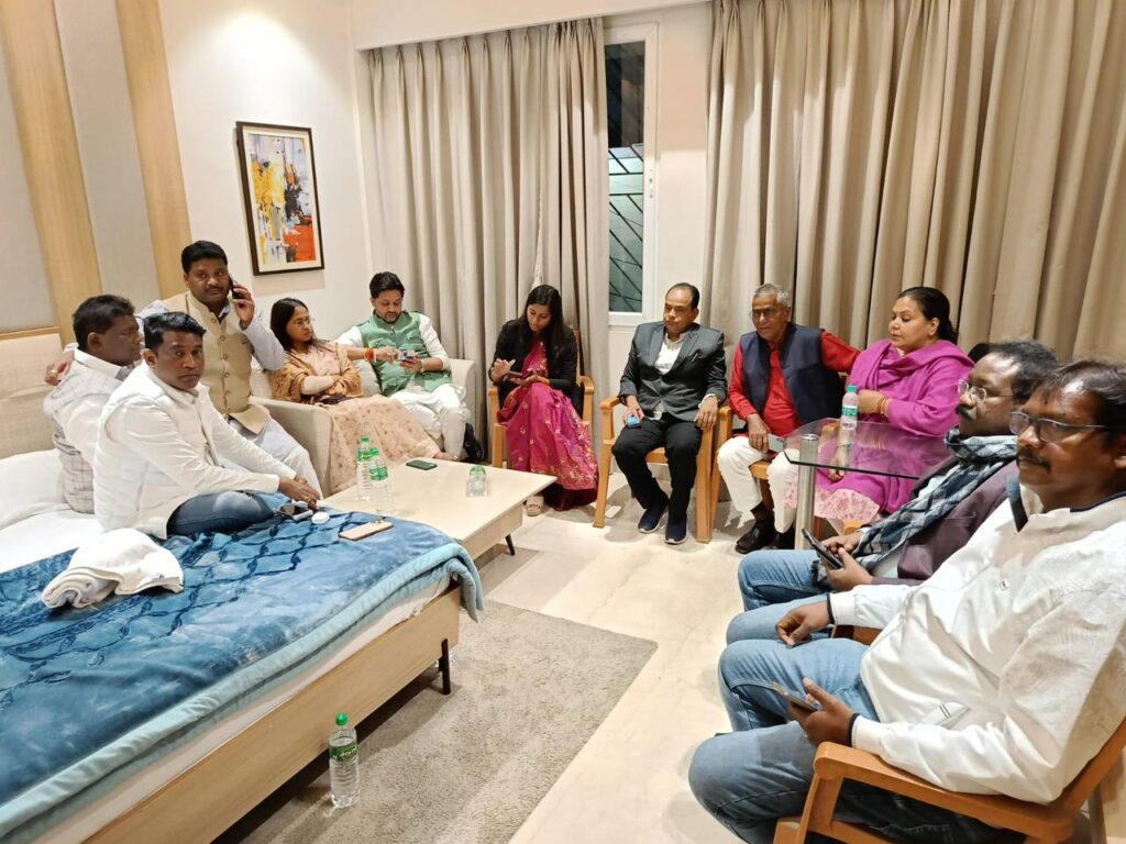 झारखंड में कैबिनेट विस्तार के बाद कांग्रेस में फूट: 12 विधायक नाराज, 10 दिल्ली जा रहे, बसंत सोरेन के मनाने पर भी नहीं माने…