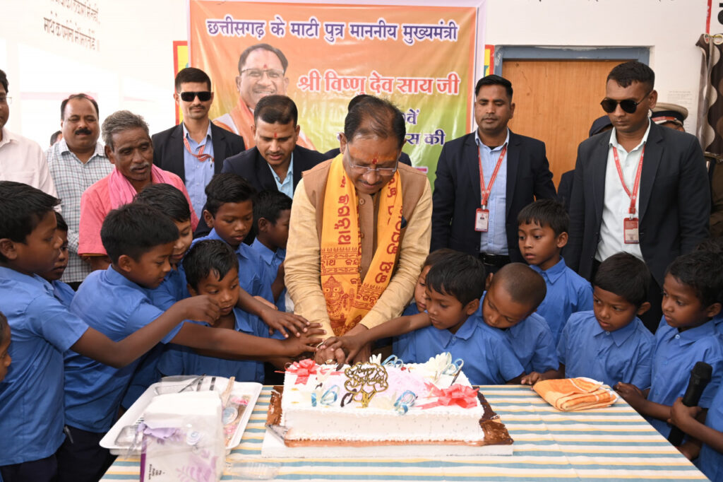 रायपुर : बच्चों के साथ केक काटकर जन्मदिन मनाया मुख्यमंत्री ने..