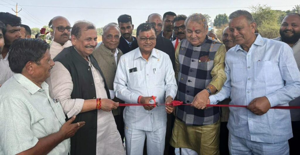 रायपुर : वाणिज्य और उद्योग एवं श्रम विभाग मंत्री श्री लखन लाल देवांगन ने नगपुरा स्थित गौशाला का किया उद्घाटन