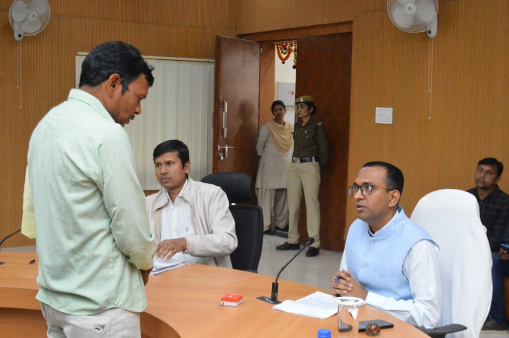 कलेक्टर ने जनचौपाल में सुनी आम नागरिकों की समस्याएं