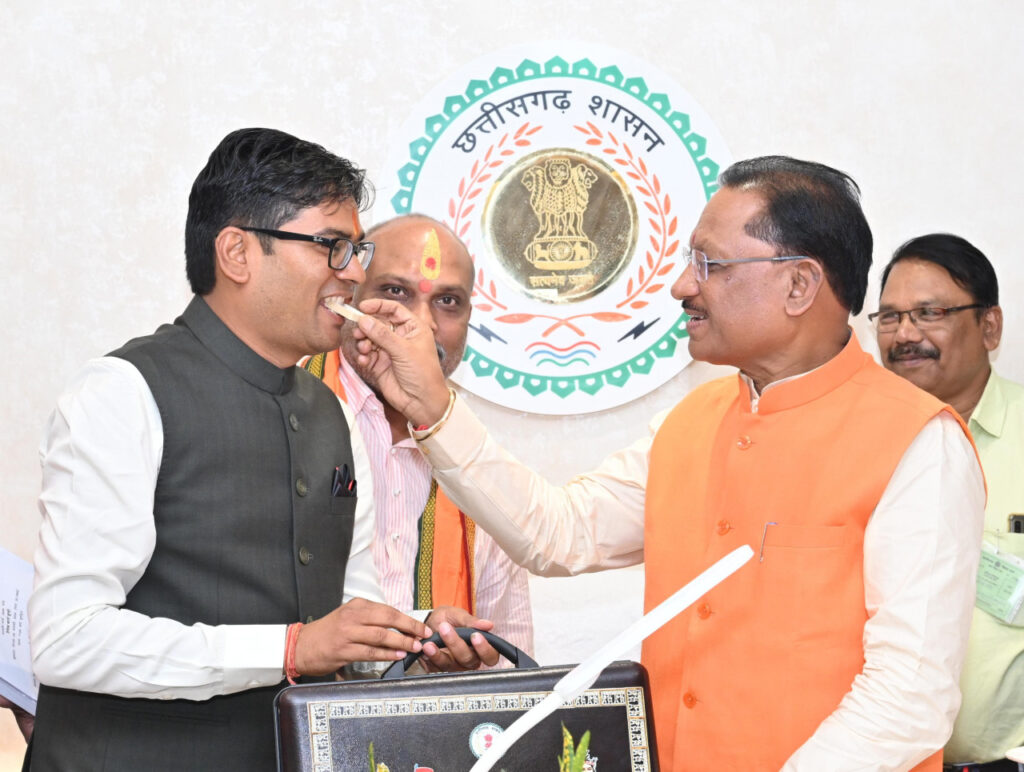 रायपुर : मुख्यमंत्री ने छत्तीसगढ़ के अमृत काल के नींव का बजट पेश करने पर वित्त मंत्री का मुंह मीठा कराया