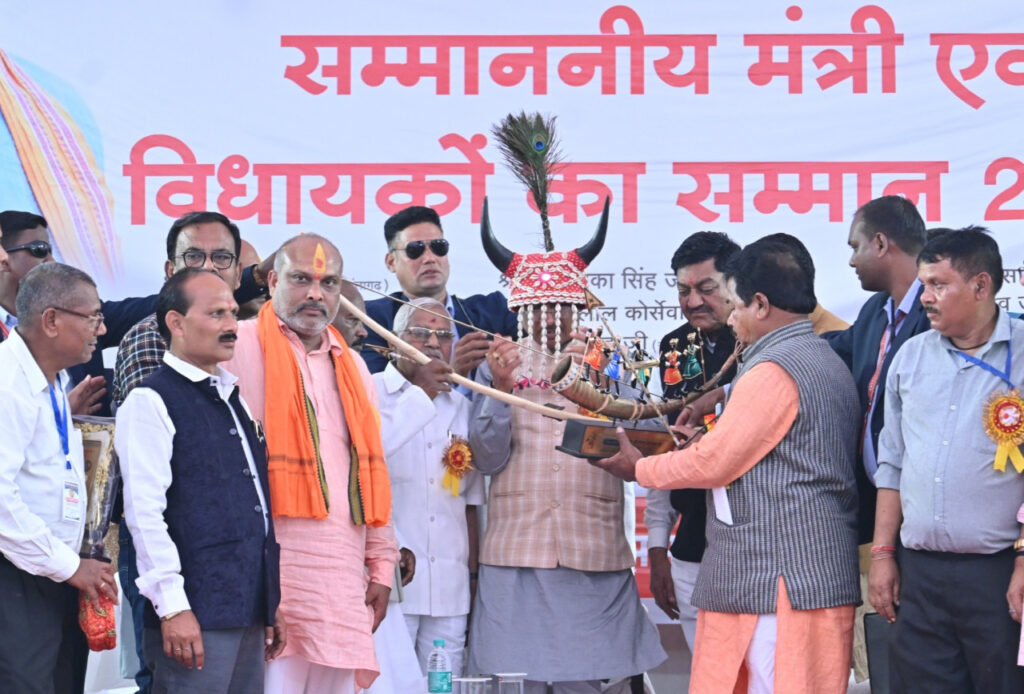 रायपुर : केंद्रीय गोंड़ महासभा धमधागढ़ द्वारा आयोजित सम्मान समारोह में शामिल हुए मुख्यमंत्री श्री विष्णु देव साय