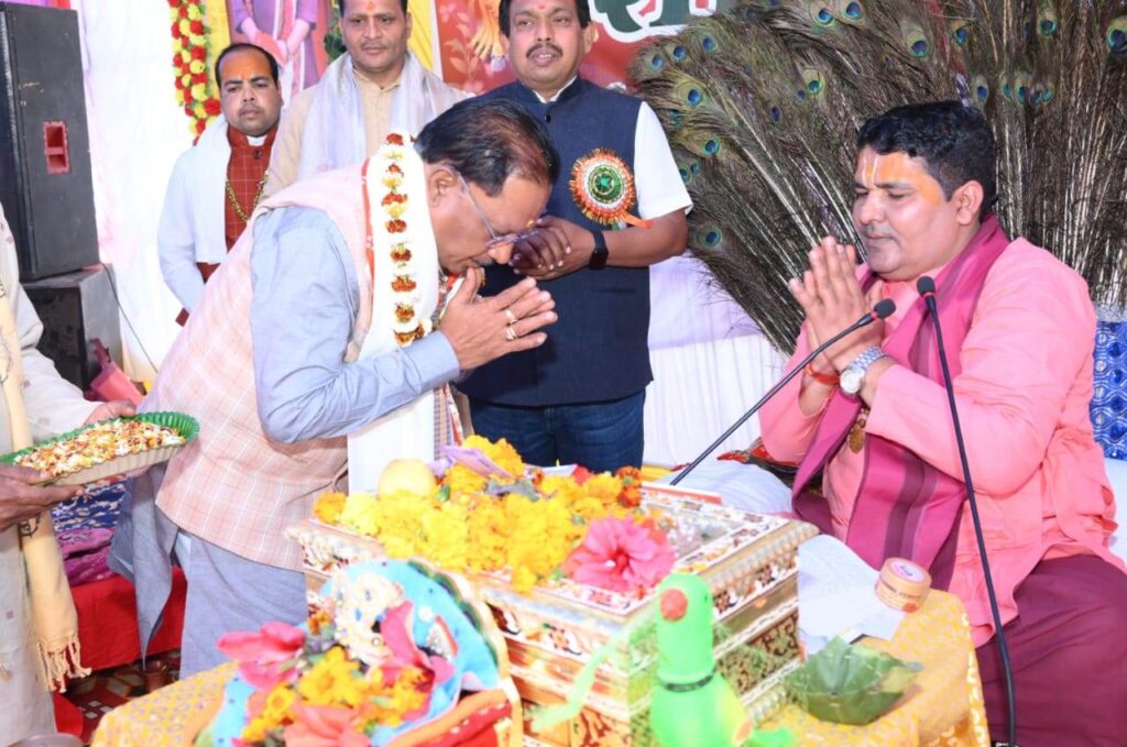 मुख्यमंत्री श्री विष्णुदेव साय ग्राम लोधमा में आयोजित श्रीमद भागवत ज्ञान यज्ञ सप्ताह में शामिल हुए