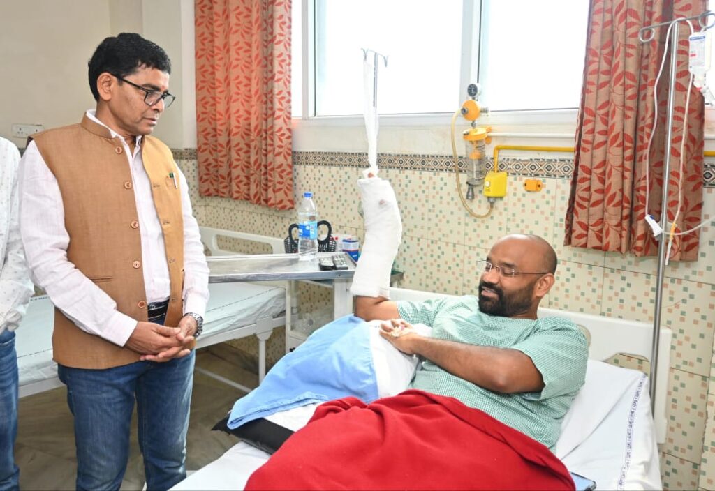 रायपुर : घायल जवानों से मिले राजस्व मंत्री श्री टंकराम वर्मा