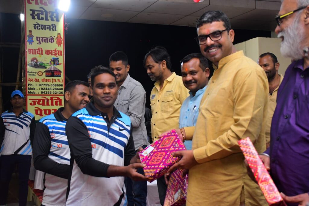 स्व. केशव लाल मेहता स्मृति क्रिकेट प्रतियोगिता में मुख्य अतिथि के तौर पर पहुंचे भाजपा के प्रदेश मंत्री विकास रंजन महतो, कोरबा प्रेस क्लब ने किया सम्मान