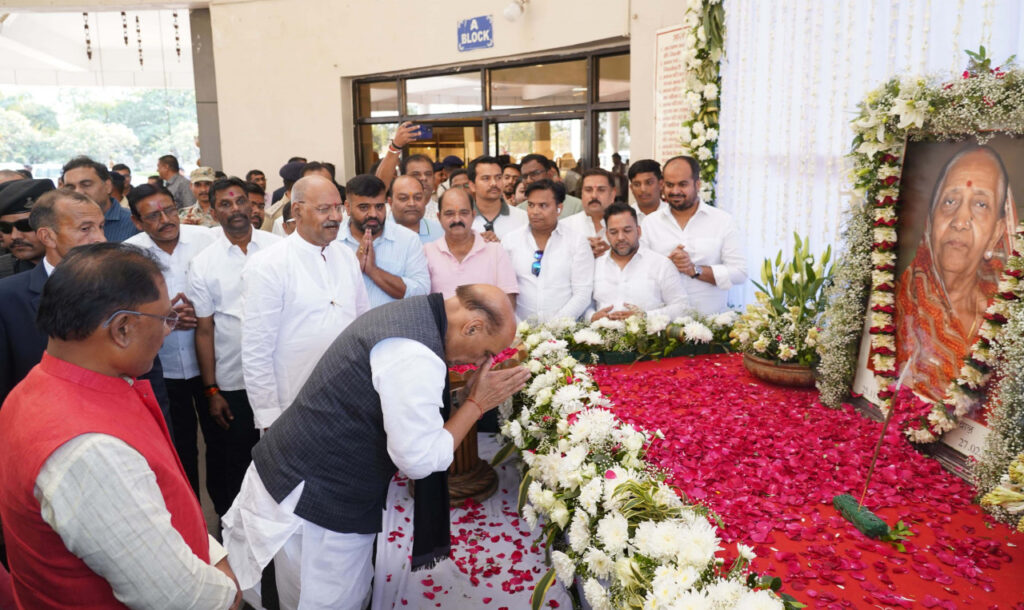 रायपुर : केन्द्रीय रक्षा मंत्री और मुख्यमंत्री स्कूल शिक्षा मंत्री श्री अग्रवाल की माता के शांति मिलन कार्यक्रम में हुए शामिल