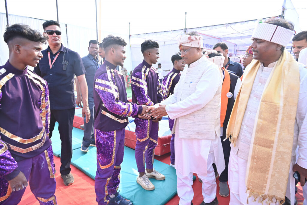 रायपुर : चित्रकोट महोत्सव : मुख्यमंत्री ने मल्लखम्ब खिलाड़ियों से की मुलाकात