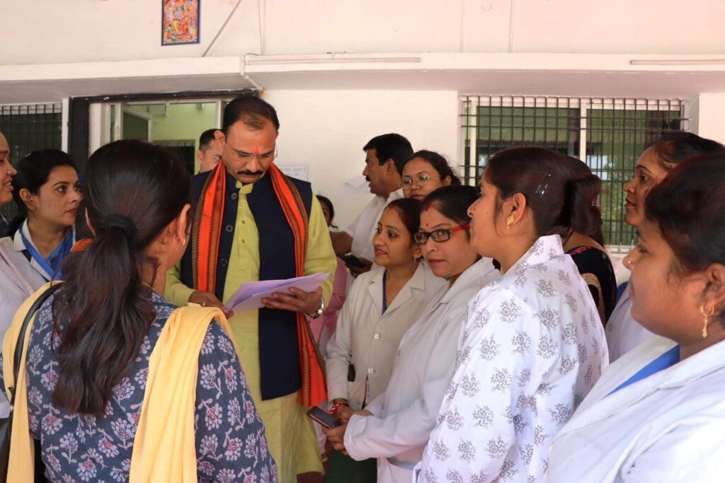 रायपुर : स्वास्थ्य मंत्री श्री श्याम बिहारी जायसवाल ने संविदा कर्मियों को किया आश्वस्त