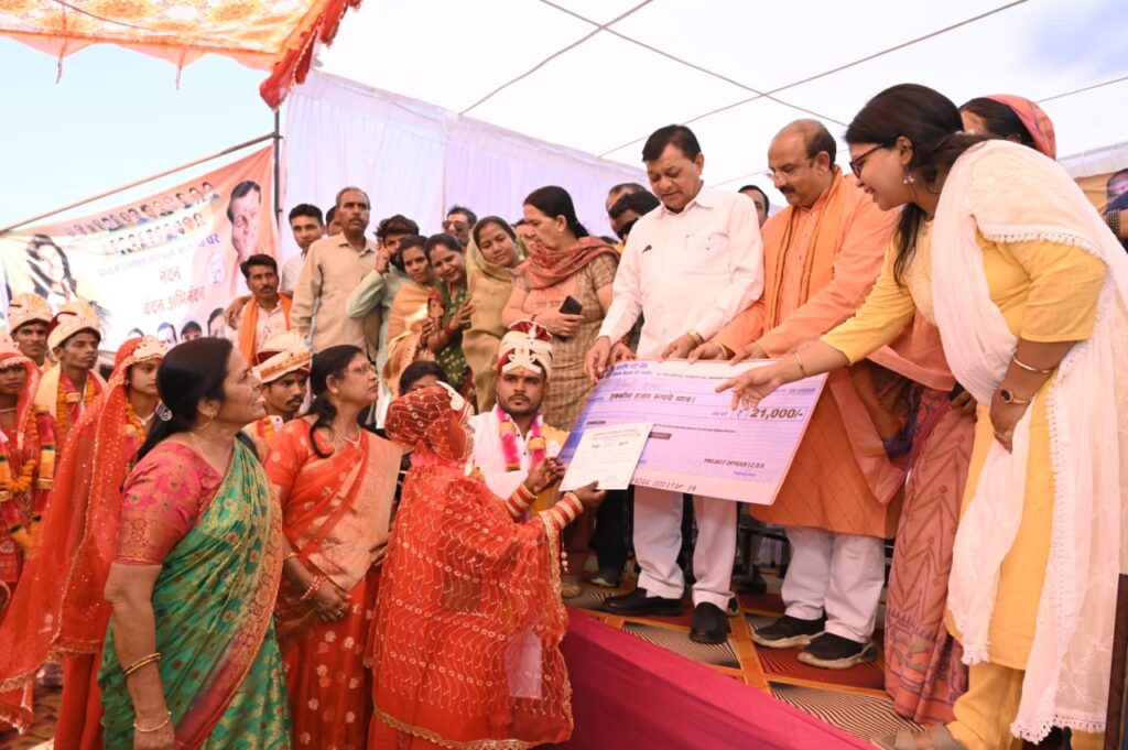 रायपुर : परिणय सूत्र में बंधने वाले नव दम्पतियों को कैबिनेट मंत्री श्री देवांगन ने दी शुभकामनाएं