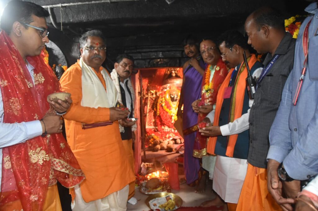 रायपुर : अंतर्राष्ट्रीय महिला दिवस के मौके पर दंतेवाड़ा पहुंचे मुख्यमंत्री श्री साय ने किया बस्तर की आराध्य देवी माँ दंतेश्वरी की पूजा-अर्चना