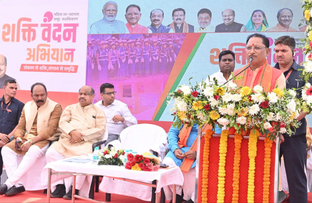 रायपुर : मुख्यमंत्री श्री विष्णु देव साय राजधानी रायपुर के शंकर नगर स्थित दुर्गा मैदान में आयोजित शक्ति वंदन अभियान में शामिल हुए