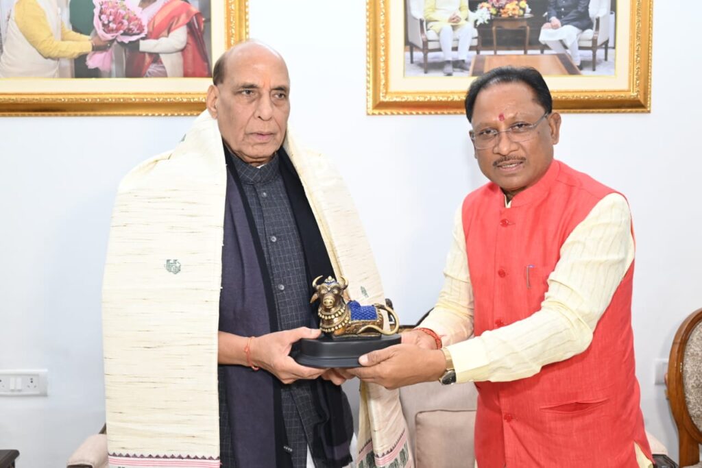 रायपुर : केन्द्रीय रक्षा मंत्री श्री राजनाथ सिंह राजधानी रायपुर स्थित मुख्यमंत्री निवास पहुँचे