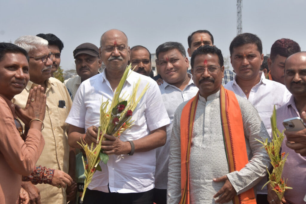 रायपुर : दंतेवाड़ा जिला के कारली हेलीपैड में शिक्षा मंत्री श्री बृजमोहन अग्रवाल का हुआ आत्मीय स्वागत