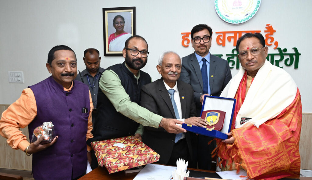 रायपुर : मुख्यमंत्री से एमिटी विश्वविद्यालय के कुलाधिपति डॉ. सेल्वामूर्ति ने की सौजन्य मुलाकात
